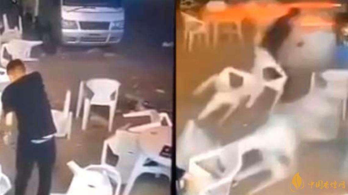 警方通報小車沖過夜市撞飛數(shù)人 這一幕太驚險了！