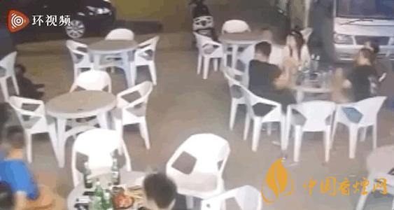 警方通報(bào)小車沖過夜市撞飛數(shù)人 這一幕太驚險(xiǎn)了！