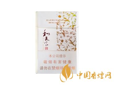 2020白沙和天下價(jià)格表和圖片 2020和天下香煙是白沙牌香煙中的一種，說(shuō)起和天下香煙，相信大家都認(rèn)識(shí)，和天下是高端香煙品牌,隸屬于湖南中煙工業(yè)有限責(zé)任公司，那么，2020年白沙和天下多少錢(qián)一包呢?趕緊來(lái)看看吧!  和天下香煙  和天下香煙時(shí)尚大氣的包裝　簡(jiǎn)潔流暢的線條　以紫色為主色調(diào)的搭配　無(wú)一不顯示出和天下的不凡紫色在中國(guó)傳統(tǒng)里是尊貴的顏色，如北京故宮又稱為“紫禁城”亦有所謂“紫氣東來(lái)” 口感上此款雅香綿滑，香氣醇和，余味純凈，實(shí)屬難得一見(jiàn)的神品啊!  系列產(chǎn)品  和天下(尊尚中支)  類型： 烤煙型  煙氣煙堿量： 0.0 mg  煙長(zhǎng)： 84 mm  過(guò)濾嘴長(zhǎng)： 25 mm  包裝形式： 條盒硬盒  單盒支數(shù)： 20  銷售形式： 國(guó)產(chǎn)內(nèi)銷  生產(chǎn)狀態(tài)： 待上市  備注： 白沙和天下尊尚中支  和天下(尊尚5000)  類型： 烤煙型  煙氣煙堿量： 0.0 mg  煙長(zhǎng)： 88 mm  過(guò)濾嘴長(zhǎng)： 25 mm  包裝形式： 條盒硬盒  單盒支數(shù)： 20  銷售形式： 國(guó)產(chǎn)內(nèi)銷  生產(chǎn)狀態(tài)： 已上市  備注： 白沙和天下尊尚5000  白沙(硬和天下雙中支)  單盒參考價(jià)： 90 元  條盒參考價(jià)： 900 元  條盒批發(fā)價(jià)： 763.2 元  小盒條形碼： 6901028204798  條包條形碼： 6901028204804  白沙(和天下天下韶山)  單盒參考價(jià)： 100 元  條盒參考價(jià)： 1000 元  小盒條形碼： 6901028196925  條包條形碼： 6901028196932  白沙(軟和天下檀香)  單盒參考價(jià)： 100 元  條盒參考價(jià)： 1000 元  條盒批發(fā)價(jià)： 763.2 元  白沙(和天下細(xì)支)  單盒參考價(jià)： 100 元  條盒參考價(jià)： 1000 元  條盒批發(fā)價(jià)： 720.8 元  小盒條形碼： 6901028196048  條包條形碼： 6901028196055  白沙(軟和天下)  單盒參考價(jià)： 100 元  條盒參考價(jià)： 1000 元  條盒批發(fā)價(jià)： 720.8 元  小盒條形碼： 6901028196017  條包條形碼： 6901028196024  白沙(和天下)  單盒參考價(jià)： 100 元  條盒參考價(jià)： 1000 元  條盒批發(fā)價(jià)： 848 元  小盒條形碼： 6901028196925  條包條形碼： 6901028196932  通過(guò)以上的信息可以了解到2020年白沙和天下的價(jià)格，以上就是香煙網(wǎng)為您提供的關(guān)于2020白沙和天下價(jià)格表和圖片，白沙和天下多少錢(qián)一包?的信息，想要了解更多的信息請(qǐng)來(lái)關(guān)注香煙網(wǎng)吧!白沙和天下多少錢(qián)一包？