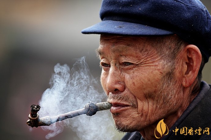 旱煙和煙卷哪個危害大，旱煙袋很有講究