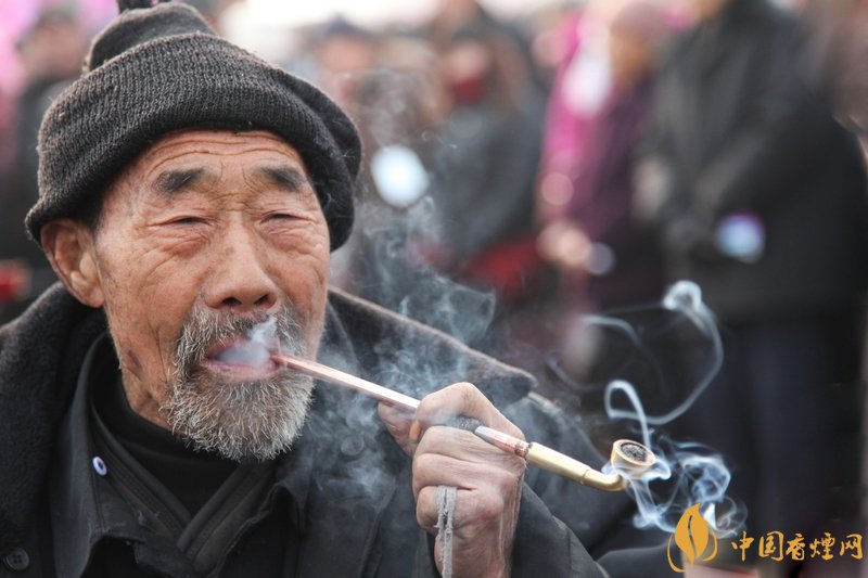 旱煙和煙卷哪個危害大，旱煙袋很有講究