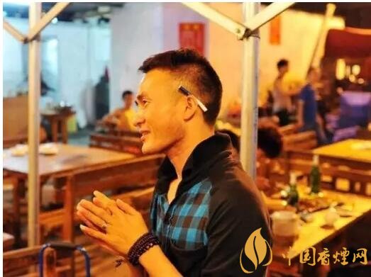 香煙夾耳朵上是怎么來的，耳夾煙是男人的專利