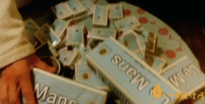 張國(guó)榮喜歡抽什么煙 張國(guó)榮最喜歡抽的煙(白色萬寶路)